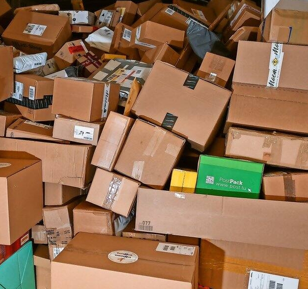 10 Mystery Retouren Pakete und Tüten im großen Karton